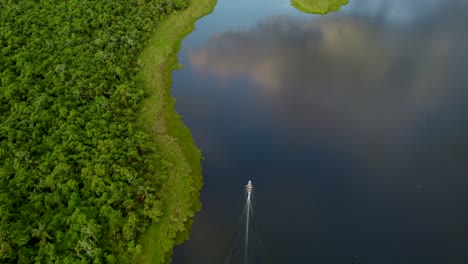 Luftaufnahme-Eines-Schnellboots-Auf-Dem-Parana-Fluss---Brasilien