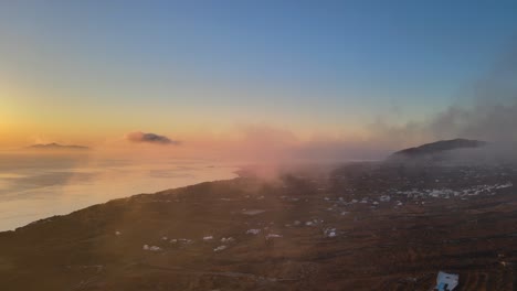 Salida-Del-Sol-Aérea-Panorámica-En-Las-Nubes-En-La-Isla-De-Santorini,-Grecia