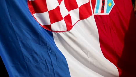Kroatische-Flagge-An-Der-Wand-Gelehnt