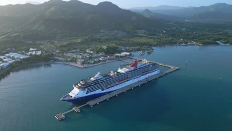 Kreuzfahrtschiff-Vor-Anker-Im-Touristischen-Hafen-Von-Amber-Cove-Bay,-Puerto-Plata-In-Der-Dominikanischen-Republik