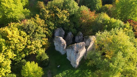 Perfekte-Herbstbäume-Mit-Den-Ruinen-Eines-Normannischen-Bergfrieds-Aus-Dem-12.-Jahrhundert-In-Sutton-Valence