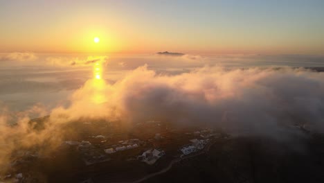Amanecer-Aéreo-Sobre-Las-Nubes-Y-El-Mar-En-La-Isla-De-Santorini,-Grecia