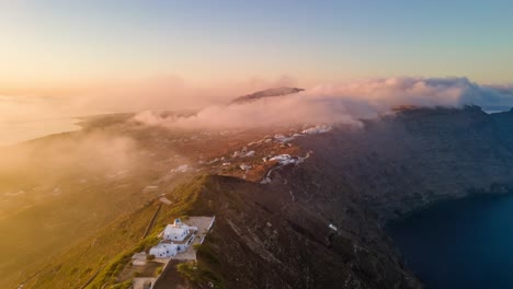 Hiperlapso-Aéreo-Del-Amanecer-Sobre-Las-Nubes-Y-El-Acantilado-De-La-Caldera-En-La-Isla-De-Santorini,-Grecia
