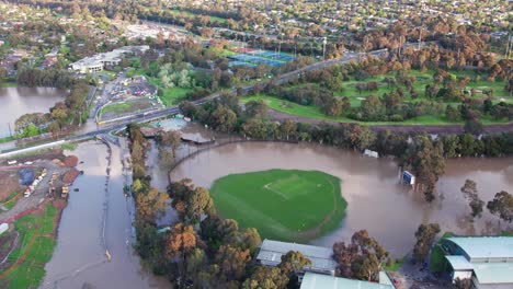 Vista-De-Drones-Sobre-Los-Campos-Deportivos-En-El-Parque-Bulleen-Inundado-Con-Agua-De-Inundación-El-14-De-Octubre-De-2022