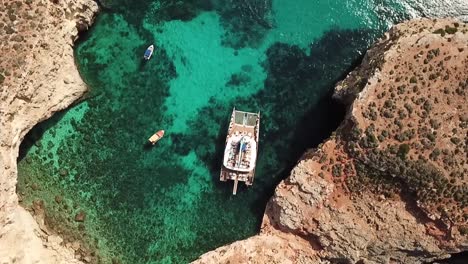 Laguna-Cristalina-Con-Agua-Cristalina-En-Malta---Catamarán-De-Aves-Marinas