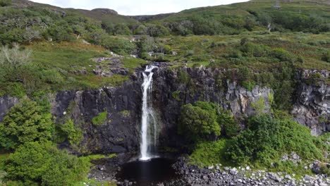 Eas-Fors-Wasserfall-Auf-Der-Isle-Of-Mull-Inneren-Hebriden-Insel-Westküste-Schottlands-Luftdrohnenaufnahmen-4k-Hd