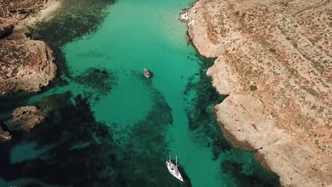 Laguna-Azul-Con-Agua-Cristalina-En-Malta