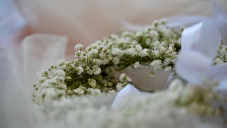Weiße-Blumenhochzeit-In-Schleifendekoration-Diaaufnahme,-Zeitlupe