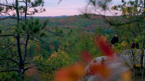 Wanderer-Geht-Vom-Rand-Der-Klippe-Weg-Und-Blickt-Dabei-Auf-Die-Malerische-Herbstlandschaft,-Algonquin-Park,-Ontario,-Kanada