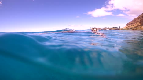 Hawaii-Grüne-Meeresschildkröte,-Die-Auf-Der-Oberfläche-Des-Ozeans-Schwimmt,-Um-Zu-Atmen