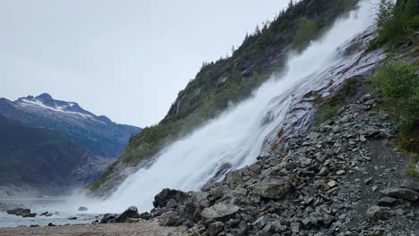 Nugget-Falls-In-Der-Nähe-Des-Mendenhall-Gletschers-In-Juneau,-Alaska,-Von-Der-Basis-Aus-Betrachtet