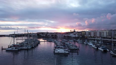 Ponta-Delgada-Cityscape-View-Am-Hafen-Bei-Sonnenuntergang-Auf-Den-Azoren