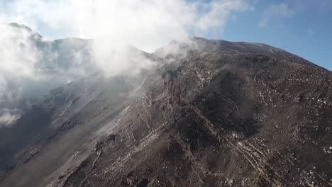 El-Volcán-Activo-Más-Alto-De-Europa,-Etna,-El-Lado-Salvaje---Acantilados-Hacia-Arriba