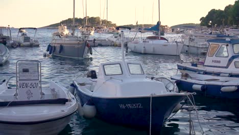 Slomo-Angedockte-Boote,-Die-Bei-Sonnenuntergang-Im-Wasser-Schwanken