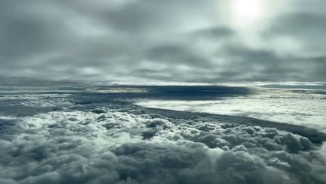 Dramático-Cielo-De-Otoño-Lleno-De-Nubes