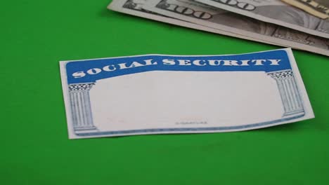 Geld-Wird-Um-Eine-Sozialversicherungskarte-Gelegt,-Um-Das-Geld-Anzuzeigen,-Das-Für-Den-Ruhestand-Gesendet-Wurde