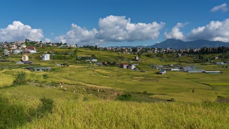 Un-Lapso-De-Tiempo-De-Las-Hermosas-Terrazas-De-Arrozales-Listas-Para-La-Cosecha-En-Kokana,-Nepal-Con-Las-Nubes-Pasando-Por-Encima