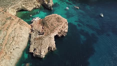 Laguna-Cristalina-Con-Aguas-Cristalinas-En-Malta---Barcos