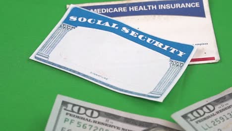 Geld,-Das-Um-Eine-Sozialversicherungs--Und-Medicare-Karte-Gelegt-Wird,-Um-Rentenfonds-Und-Krankenversicherungen-Zu-Veranschaulichen