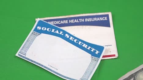 Geld,-Das-Um-Eine-Sozialversicherungskarte-Und-Eine-Medicare-Karte-Gelegt-Wird,-Um-Rentenfonds-Und-Gesundheitsleistungen-Anzuzeigen