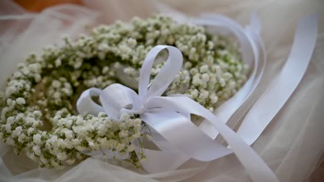 White-flower-wedding-in-bow-decoration,-slowmotion
