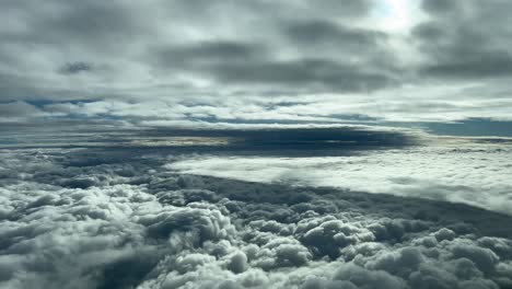 Volando-A-Través-De-Capas-De-Nubes-En-Una-Mañana-De-Otoño-Con-Un-Cielo-Lleno-De-Nubes-Grises-Y-Blancas