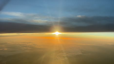 Spektakulärer-Sonnenuntergang,-Aufgenommen-Von-Einem-Jet-Cockpit-In-12000-Metern-Höhe