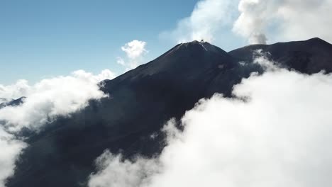 El-Volcán-Activo-Más-Alto-De-Europa,-Etna,-El-Lado-Salvaje---Nubes