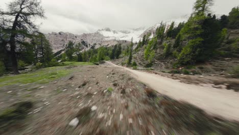 Drohnenaufnahme-Der-Bewaldeten-Berge-In-Den-Italienischen-Dolomiten