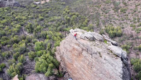 Escalar-La-Roca-Del-Mono-En-El-Oeste-De-Australia