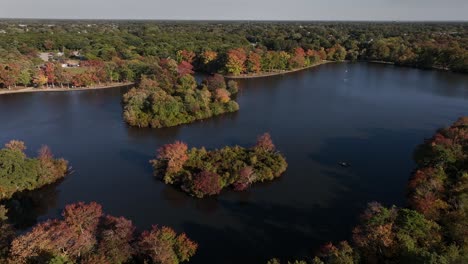 Eine-Luftaufnahme-Des-Belmont-State-Park-Auf-Long-Island,-Ny-An-Einem-Sonnigen-Tag-Mit-Schönem-Herbstlaub