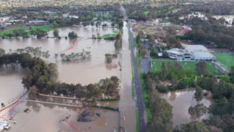 Umkehrdrohnenaufnahmen-Des-Sportplatzes-Und-Des-Yarra-Flats-Gebiets-In-Bulleen,-Das-Am-14.-Oktober-2022-Mit-Hochwasser-überschwemmt-Wurde