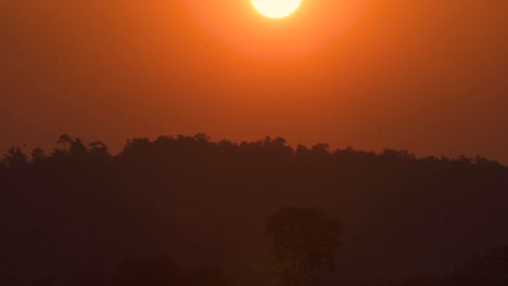 Der-Sonnenuntergang-Ist-Sehr-Schön-Und-Strahlt-Orangefarbenes-Licht-Aus