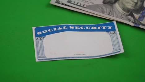 Sozialversicherungskarte-Mit-Geld-Zur-Veranschaulichung-Des-Ruhestandseinkommens