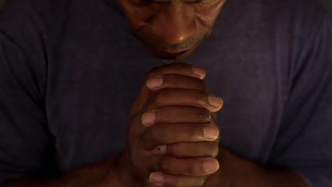 Mann,-Der-Zu-Gott-Mit-Den-Händen-Zusammen-Auf-Grauem-Hintergrund-Stockvideo-Betet