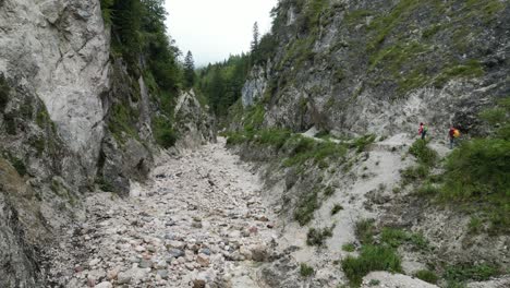 Wanderweg-Zwei-Personen-Zu-Fuß-Entlang-Trail-Almachschlucht-Bayerische-Alpen-Deutschland