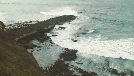 Meereswellen-Schlagen-An-Einem-Oktobermorgen-An-Einer-Klippe-In-Peniche,-Portugal,-Gegen-Die-Küste