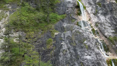 Spektakulärer-Aufsteigender-Drohne-Blick-Auf-Den-Wasserfall-Almachschlucht-Bayerische-Alpen-Deutschland