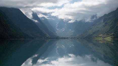 Video-Timelapse-Del-Lago-Antiguo-Y-El-Glaciar-Briksdalsbreen-En-Noruega