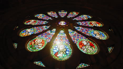 Neigung-Der-Buntglasfenster-In-Der-Kathedrale