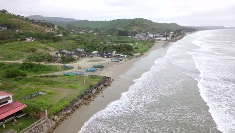 Vista-Aérea-De-Drones-De-Olas-Salpicando-En-La-Orilla-De-La-Playa-De-Olon-En-Ecuador
