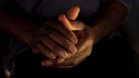 Beten-Zu-Gott-Mit-Den-Händen-Zusammen-Karibischer-Mann,-Der-Mit-Dunklem-Hintergrund-Betet-Stock-Video