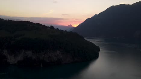 Fliegen-über-Einen-Großen-See,-Umgeben-Von-Bergen,-In-Richtung-Sonnenuntergang-Im-Sommer