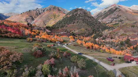 Absolut-Unglaubliche-Unbefestigte-Straße-Und-Berge-Im-Hintergrund-Fallen-Während-Der-Herbstfarben-In-Colorado-Mit-Einem-Fahrtwind-Und-Einem-Jeep,-Der-Die-Straße-Hinunterrollt