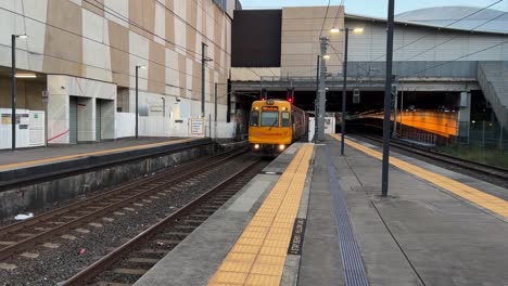Static-shot-capturing-incoming-Ferny-Grove-line-train-arriving-at-the-platform-in-South-Brisbane-station,-Queensland,-Australia