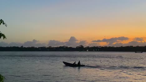 Motorboot-Oder-Kanu-In-Einem-Fluss-Während-Des-Sonnenuntergangs-In-Bangladesch