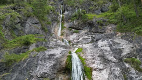 Luftdrohnenansicht-Dramatischer-Wasserfall-Almachschlucht-Bayerische-Alpen-Deutschland