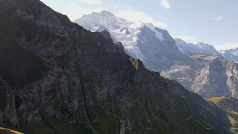 Fliegen-In-Der-Nähe-Der-Klippe-In-Richtung-Berggletscher-In-Den-Schweizer-Alpen