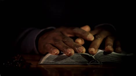 Hombre-Rezando-A-Dios-Con-Las-Manos-Junto-Con-La-Biblia-Hombre-Caribeño-Rezando-Con-Fondo-Blanco-Almacen-De-Video