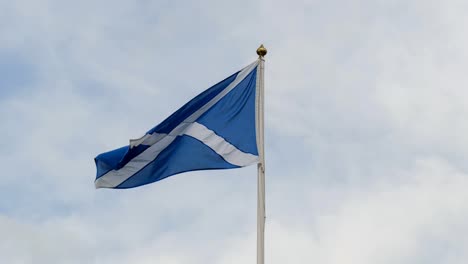 Detalle-De-La-Bandera-Escocesa-En-Un-Asta-De-Bandera-Ondeando-En-Un-Viento-Fuerte